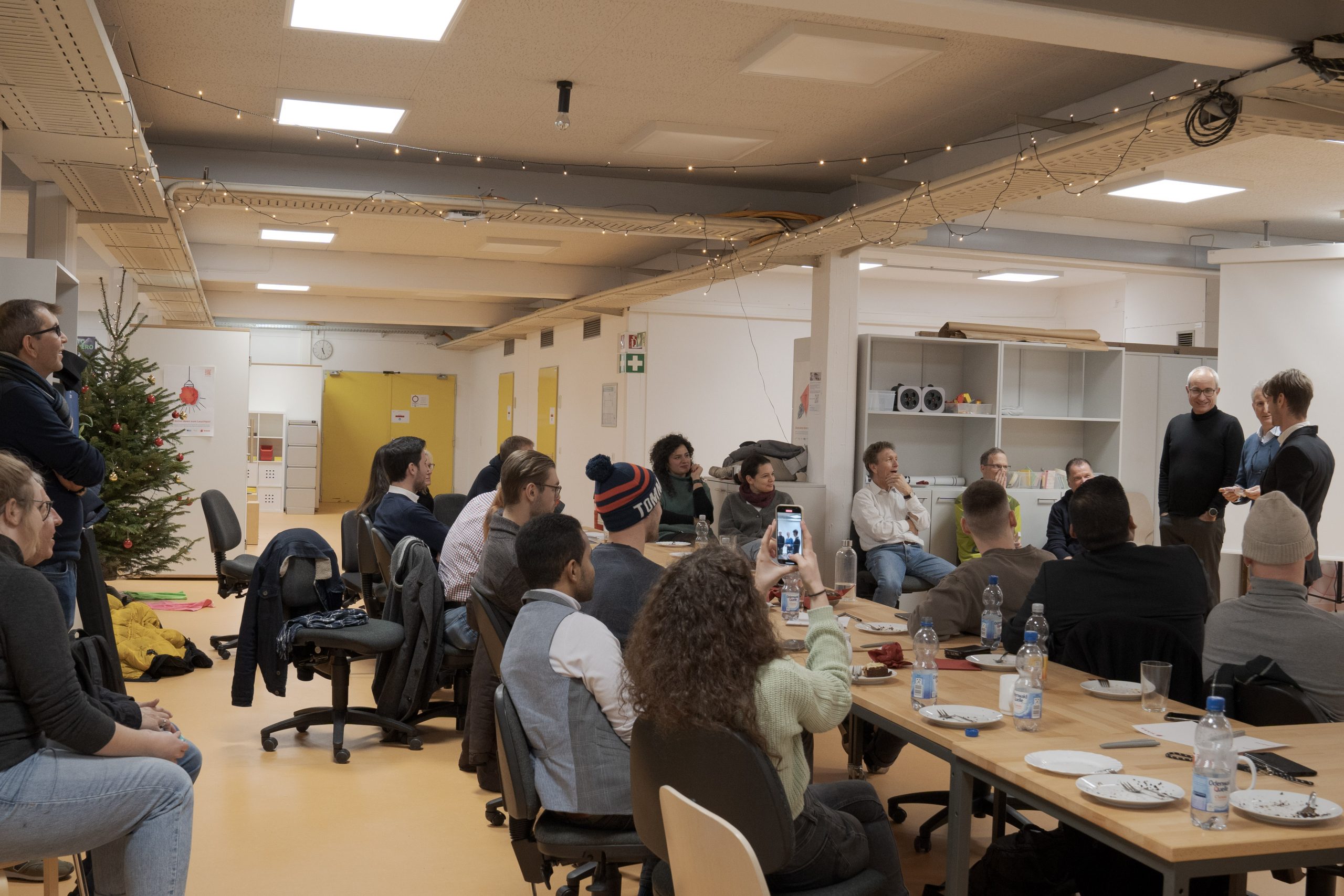 Nick Magic bei einem intimen Business Event mit lachenden Gästen