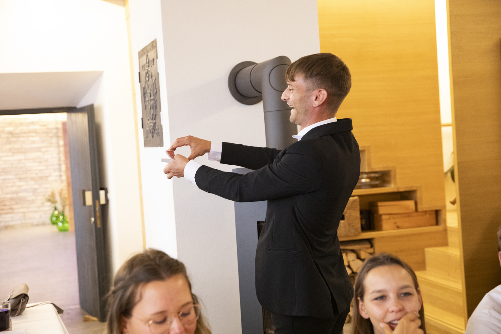 Braut und Bräutigam sprechen mit Nick Magic