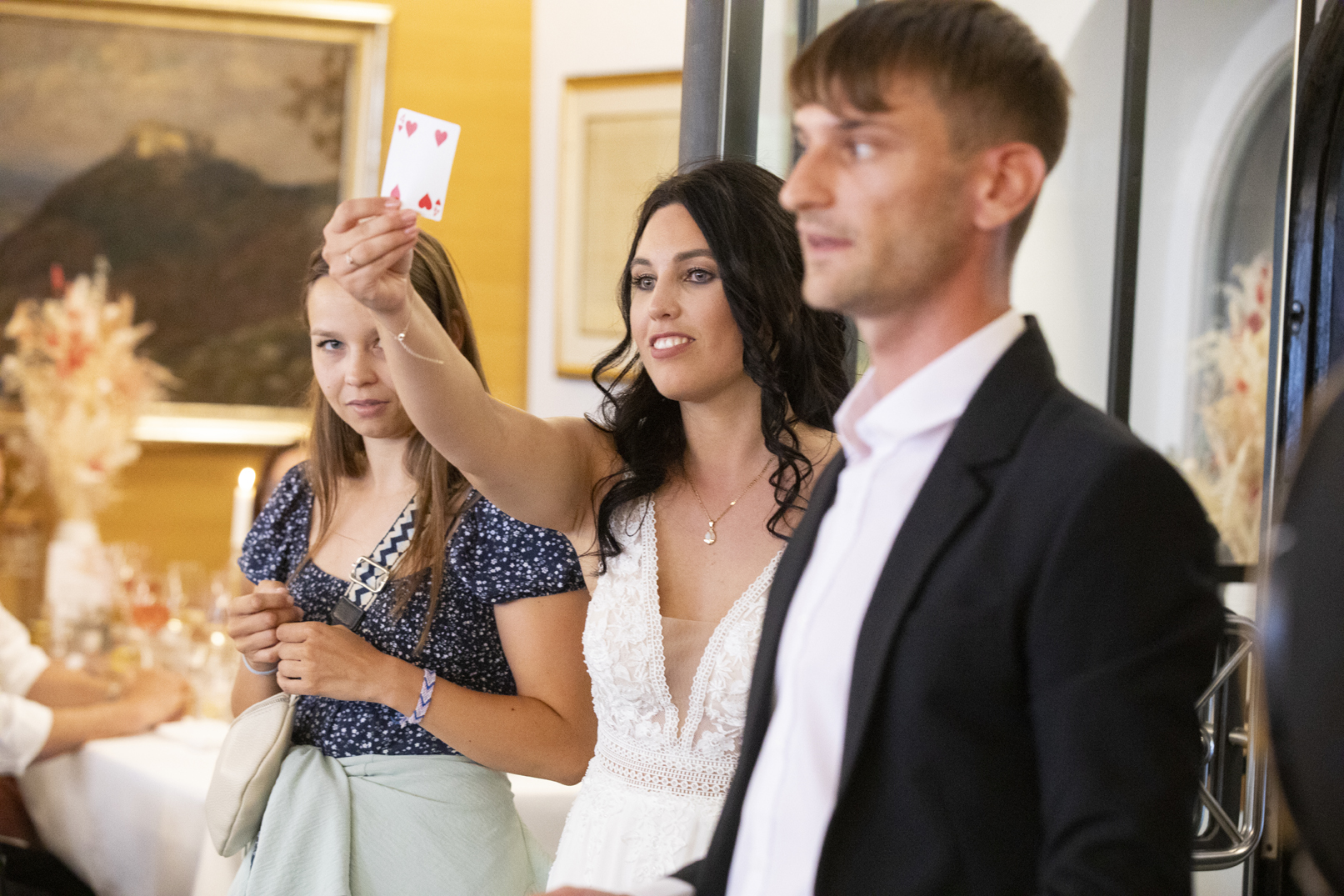 Gast blickt fassungslos auf einen Close-up Trick