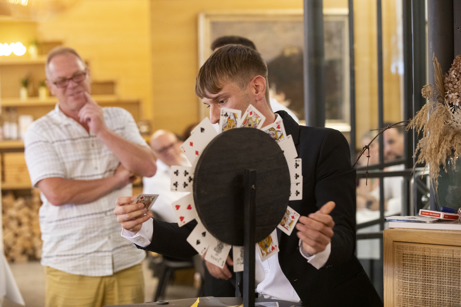 Magier im Anzug für Hochzeit Wiesbaden