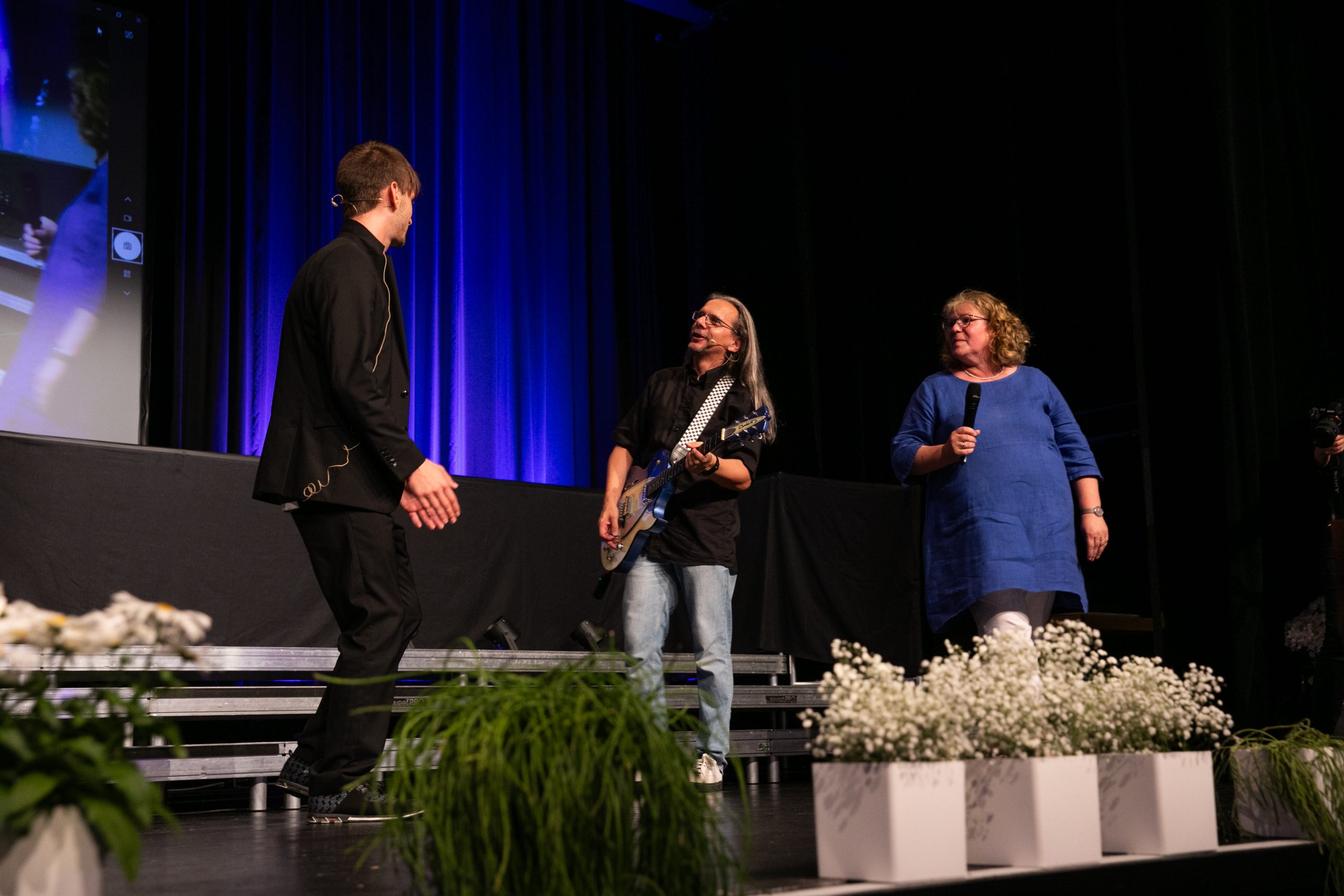 Magier im Gespräch mit Gast