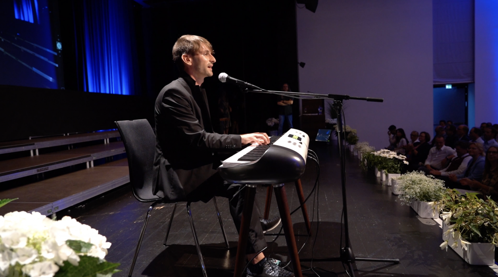 Nick live am Klavier und Gesang und one Kick am Fuß
