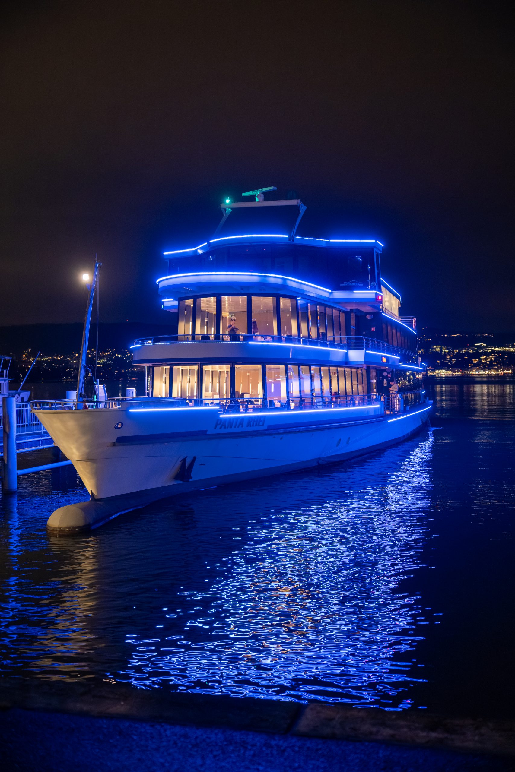 Event-Zauberer auf einem Schiff auf dem Zürichsee