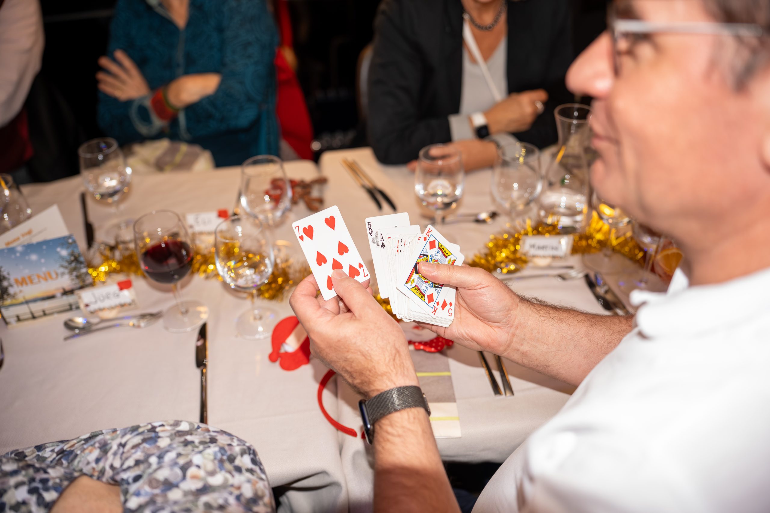 Nick Magic Walking Act Künstler für Business Unterhaltung und Close-Up Magie