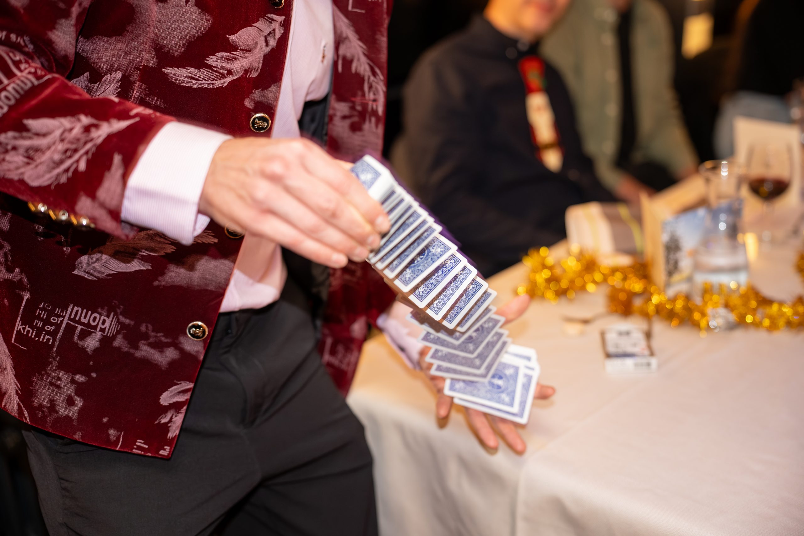 Professioneller Magier Zürich - Spektakuläre Fingerfertigkeit mit Karten